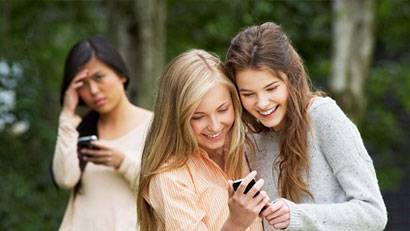 Online-Mobbing macht sie komisch